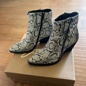 Zodiac Women’s Size 8 Snakeskin Print Double Zipper Ankle Booties